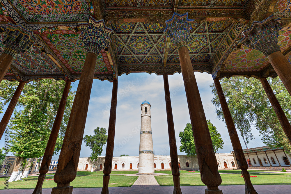 Φωτογραφία Wooden pillars and minaret of the Jami Mosque known also as Juma Mosque, in Kokand, Uzbekistan