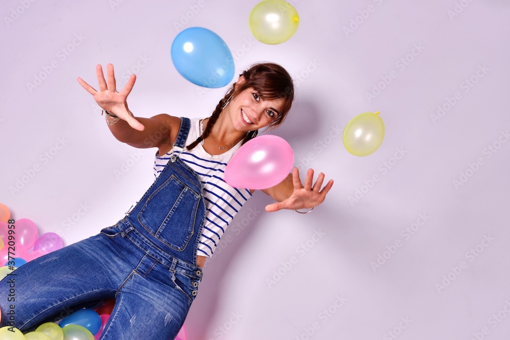 Fototapeta premium Amusement d'une femme avec des ballons