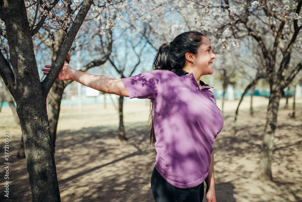 Mujer estirando sus músculos al aire libre Mujer estirando sus músculos al aire libre
