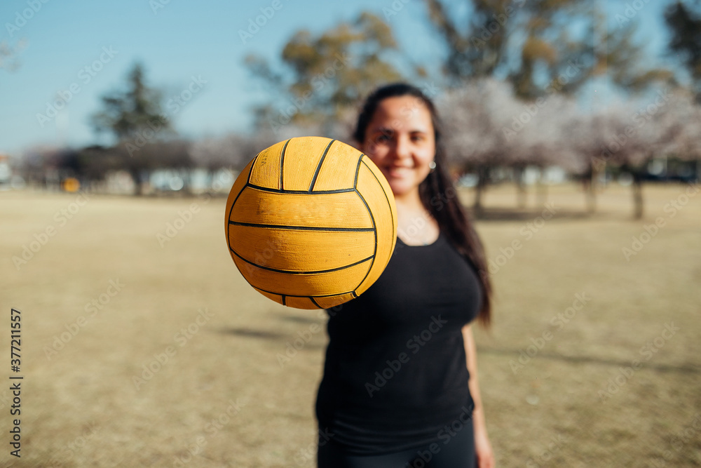 mujer con pelota al aire libre