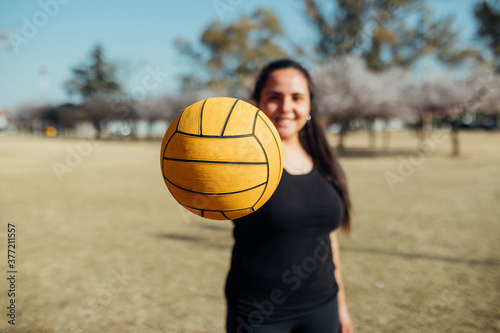 mujer con pelota al aire libre