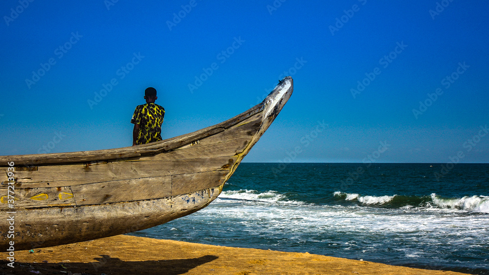 Fototapeta premium Garçon regardant l'océan et son avenir