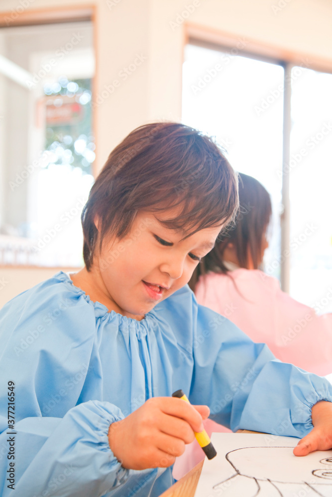 お絵描きをする幼稚園児 お絵描きをする幼稚園児