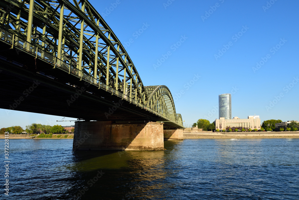 Naklejka premium Kölner Dom und Hohenzollernbrücke in Köln, Deutschland