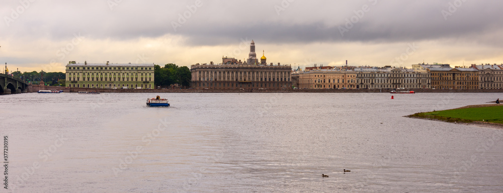 Φωτογραφία Panoramic view of the banks of the Neva River from the side of the Peter and Paul Fortress in St