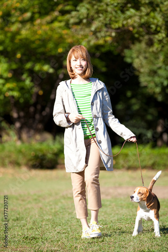 犬と散歩する女性