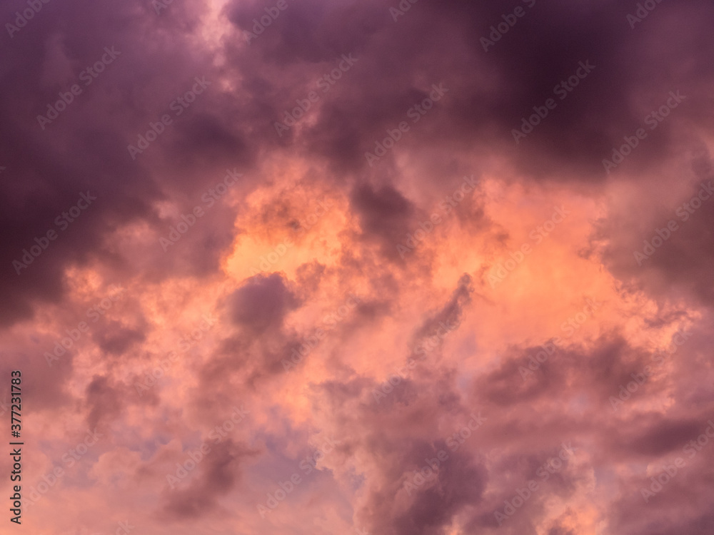 Wolkenhimmel bei Sonnenuntergang