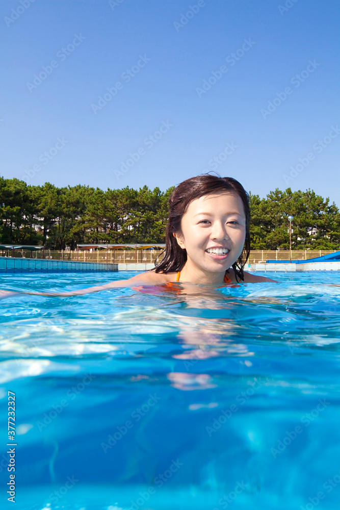 プールで遊ぶ水着姿の女性