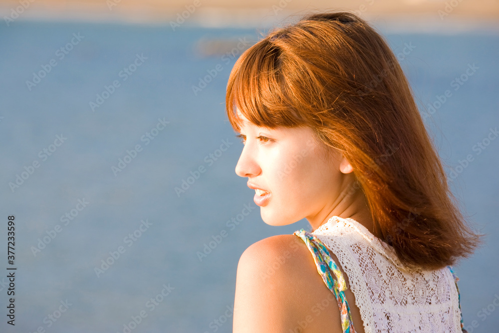 Obraz premium 海を眺める女性