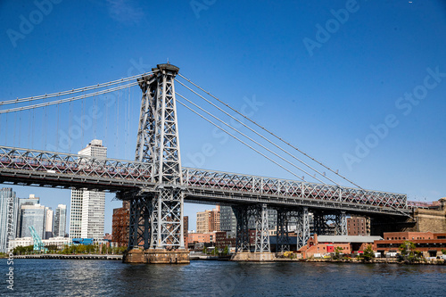 Fototapeta Naklejka Na Ścianę i Meble -  A view of the Manhattan Bridge from the East River in New York City.