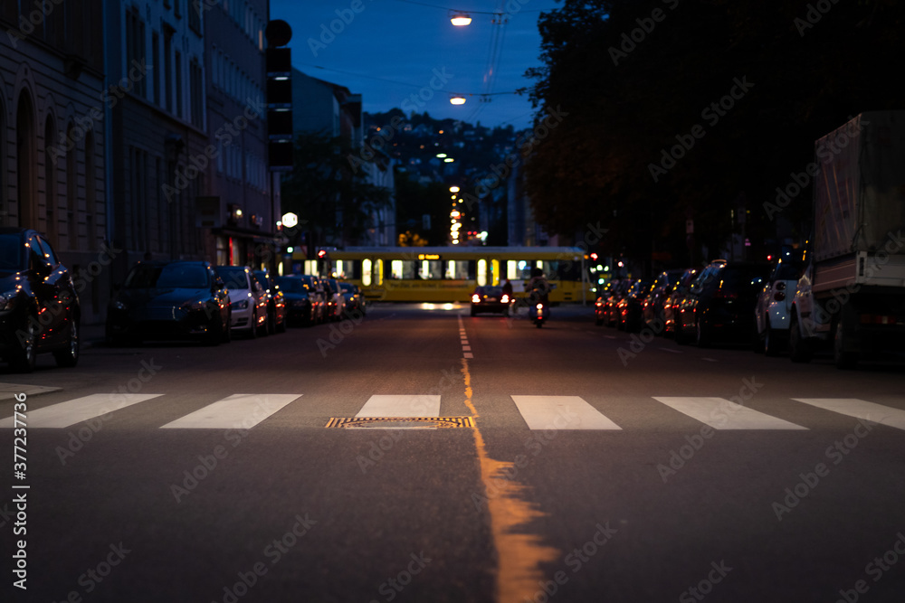 Eine Straßenszene die durch die Kunst der Streetphotography in Stuttgart, Deutschland aufgenommen wurde.