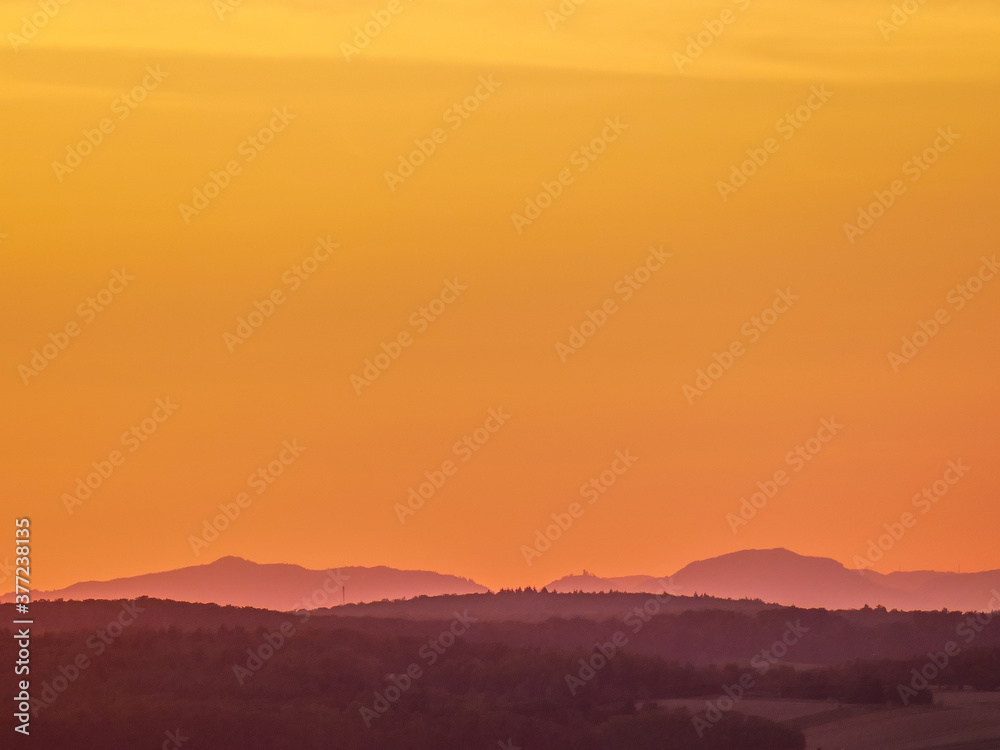 Sonnenuntergang hinter Hügelkette