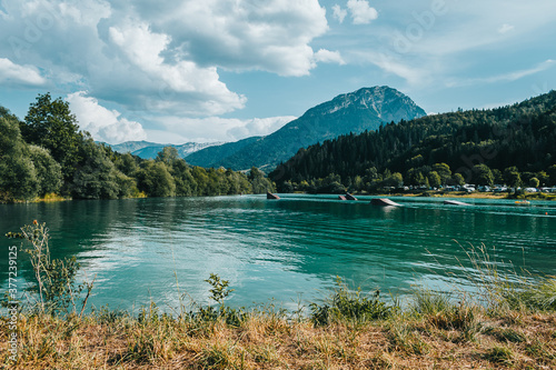 Paisaje en un lago con mantañas en medio de los Alpes © YerayS