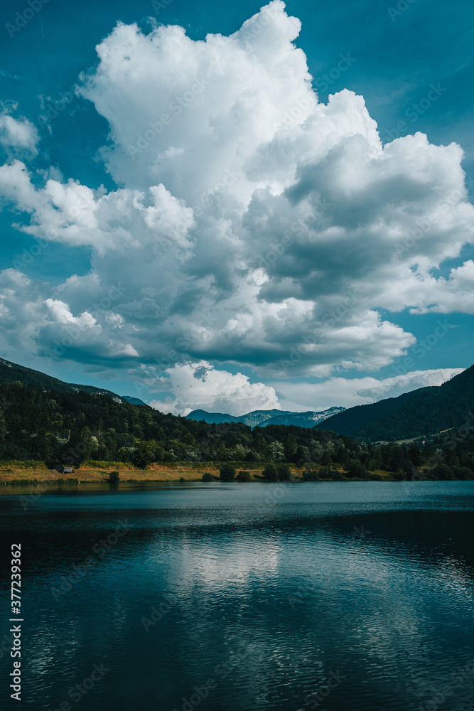 Paisaje en un lago con mantañas en medio de los Alpes