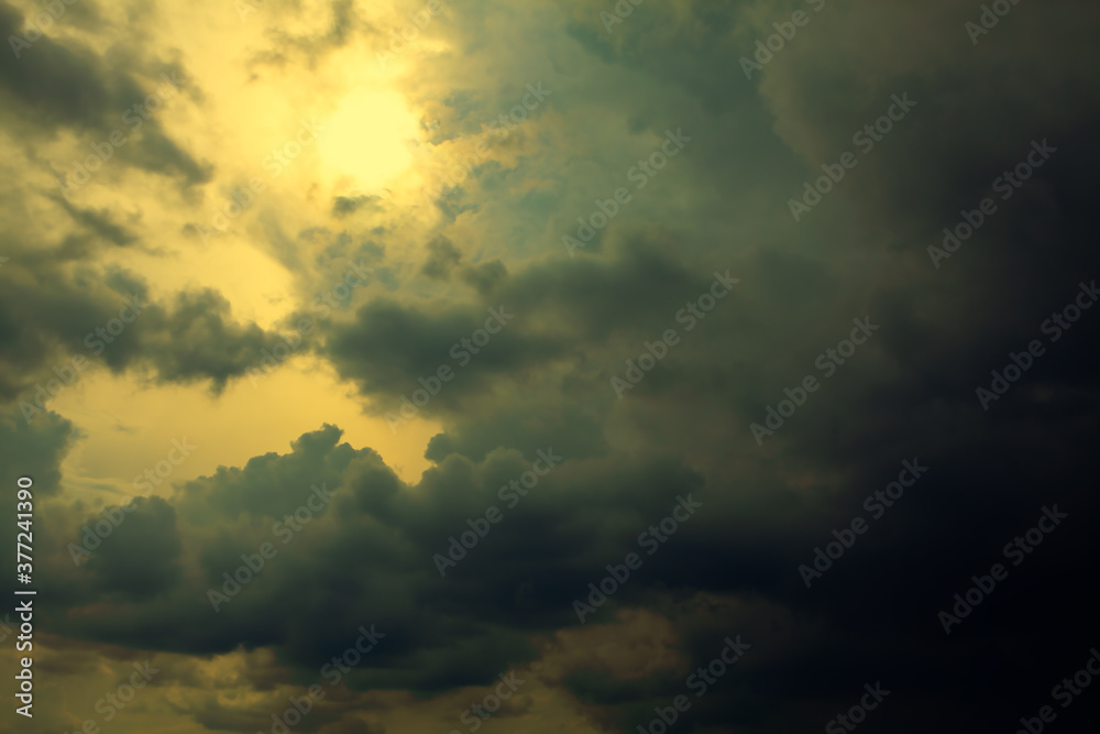 Obraz premium Sun is block out in clouds in the evening