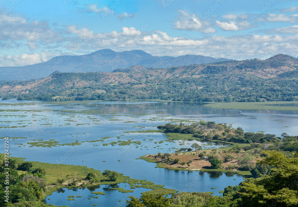 Paisaje de un lago natural con montañas de fondo para hacer turismo en Latinoamérica 