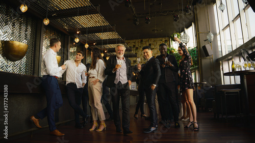 Canvas Print corporate businesspeople having fun and talking together in party