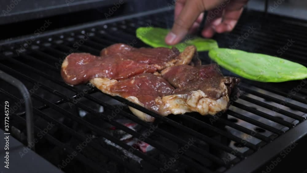 Cocinando carne de res en la parrilla