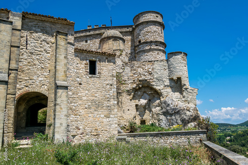 Le Barroux, village perché du Luberon en France.	 photo