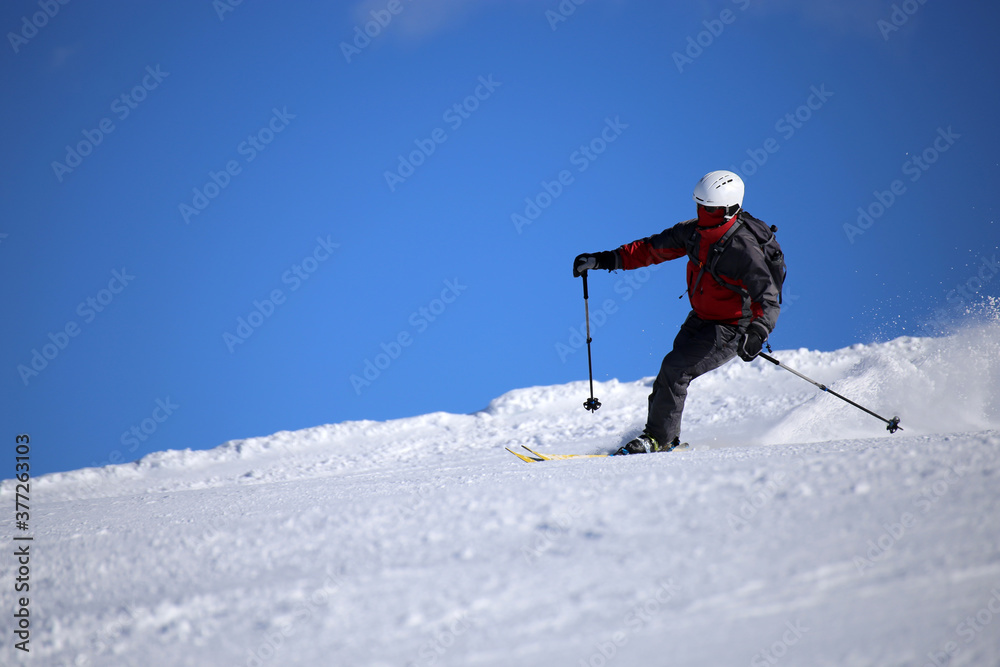 Sportlicher Skifahrer auf der Piste