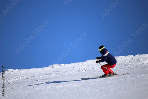 Sportlicher Skifahrer auf der Piste