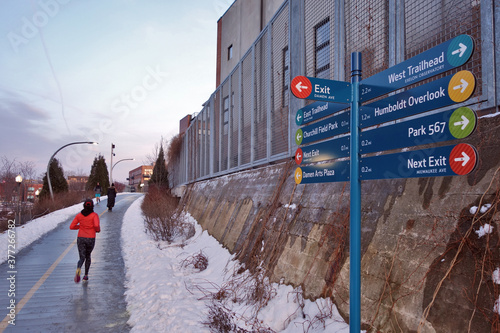 people walking and running on the 606 Bloomingdale trail, foot path outside 
