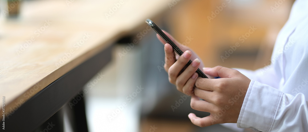 Businesswoman holding smartphones with blurred background