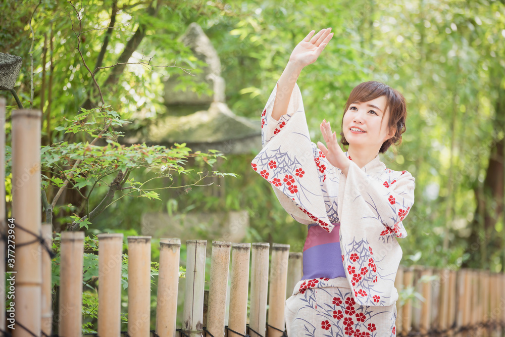 Naklejka premium 盆踊りする女性 