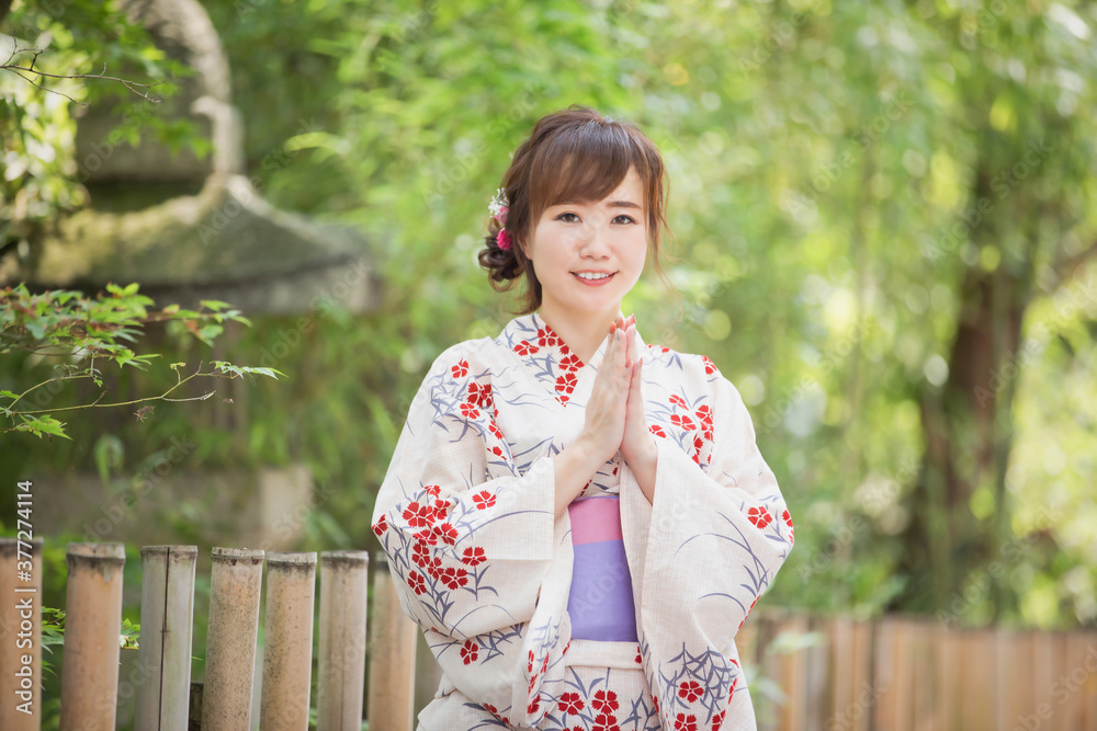 お祈りする浴衣姿の女性
