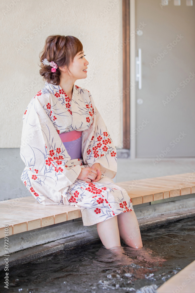 足湯に入る女性
足湯に入る女性