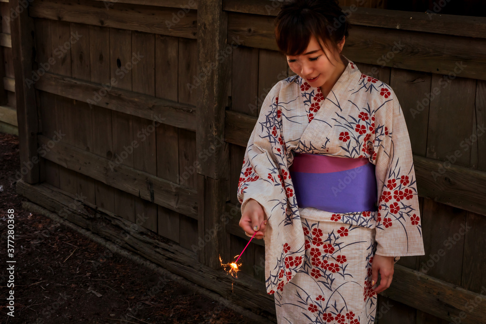 花火をする浴衣姿の女性
花火をする浴衣姿の女性