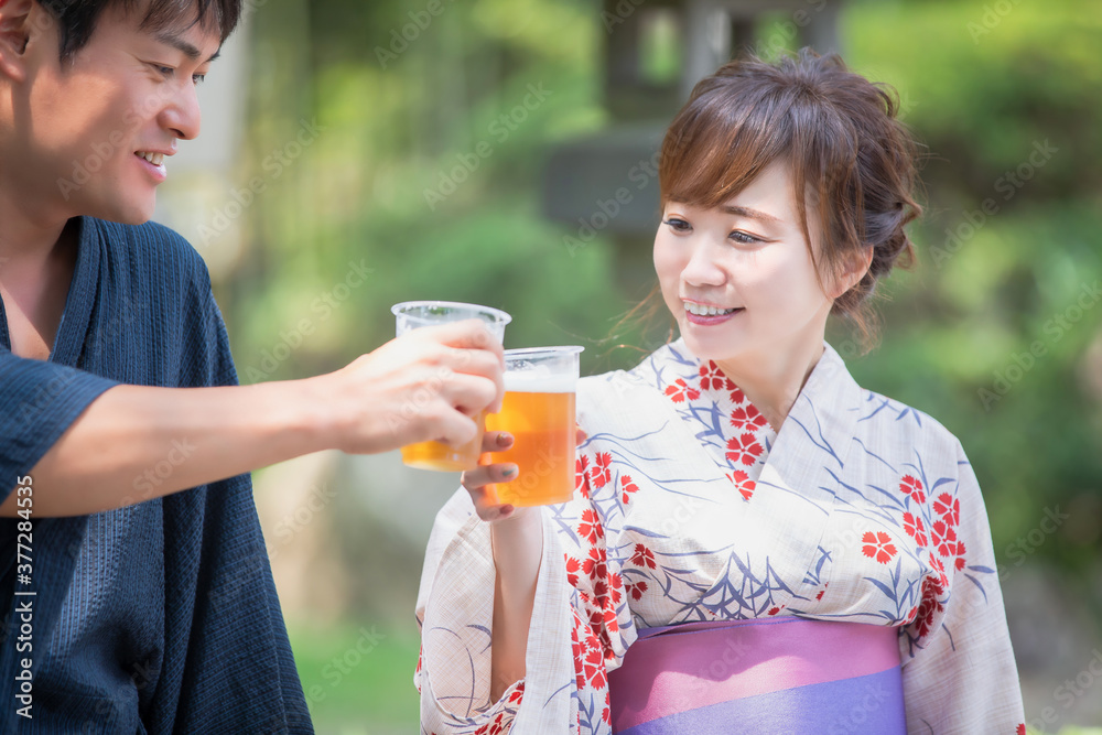ビールを飲む浴衣姿の男女
