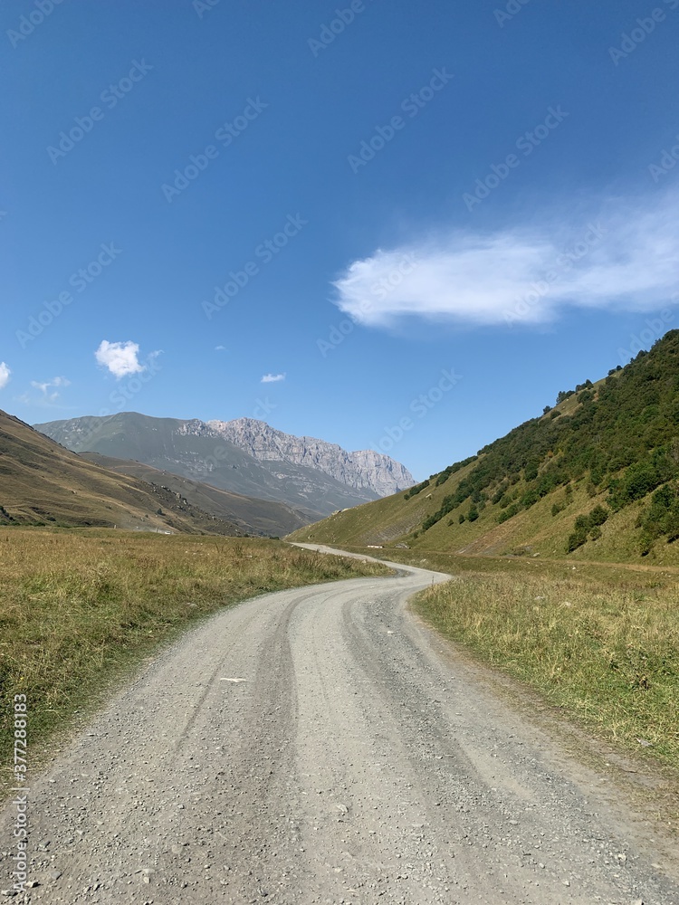 Naklejka premium Gravel road in mountains