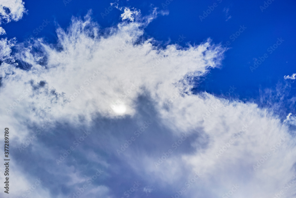 太陽が隠れた雲の広がる青空 太陽が隠れた雲の広がる青空