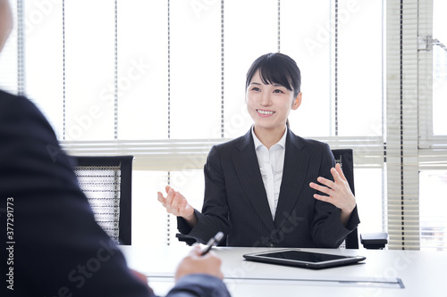 オフィスで営業をする日本女性ビジネスウーマン photo