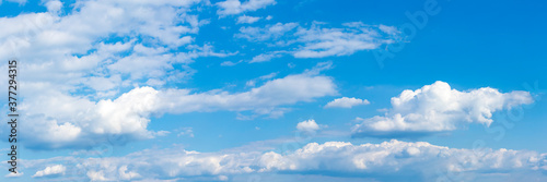 Fototapeta Naklejka Na Ścianę i Meble -  Panorama Wolken und strahlend blauer Himmel als Hintergrund
