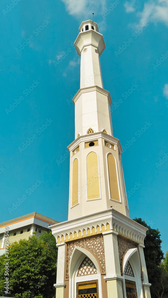 Obraz premium the mosque tower during the day