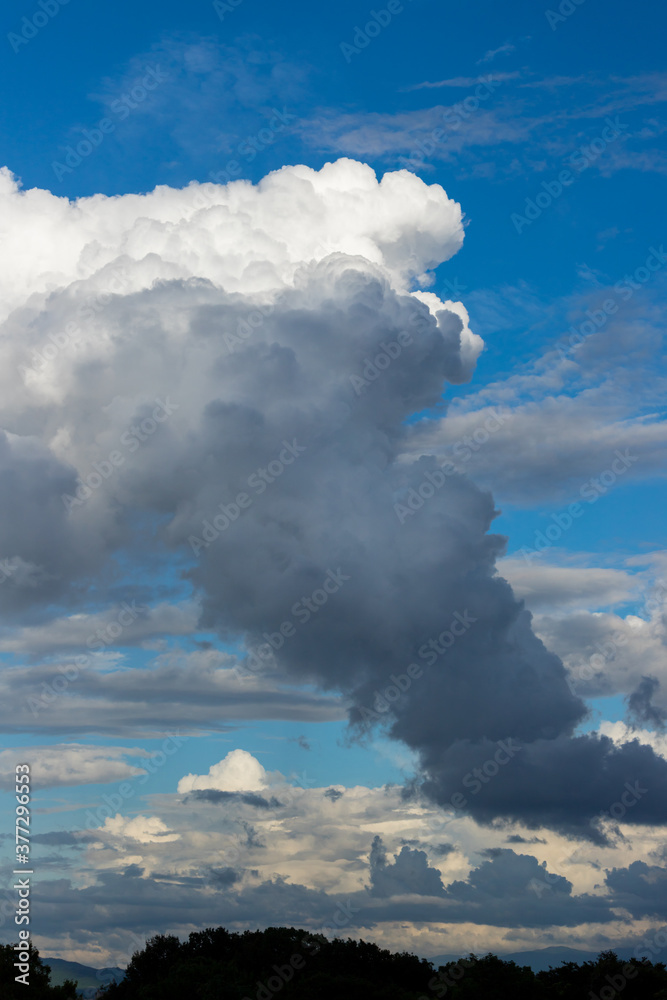 夏の青空と白い雲の風景