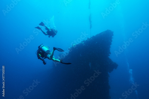 Divers around the bow © Nobu Otsuka