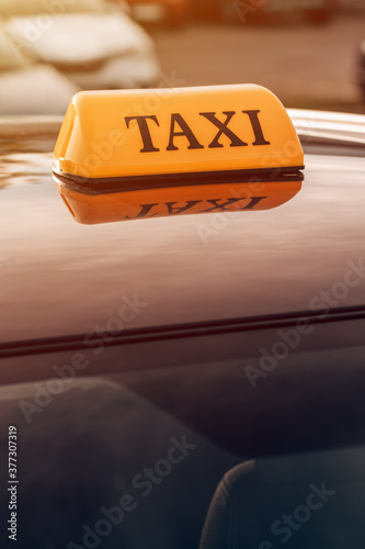 Obraz na plátne Taxi sign on cab car roof