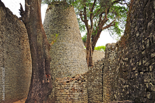 Great Zimbabwe, Zimbabwe
Groß-Simbabwe ist eine Ruinenstadt, die 39 Kilometer von Masvingo entfernt in der Provinz Masvingo in Simbabwe liegt. photo