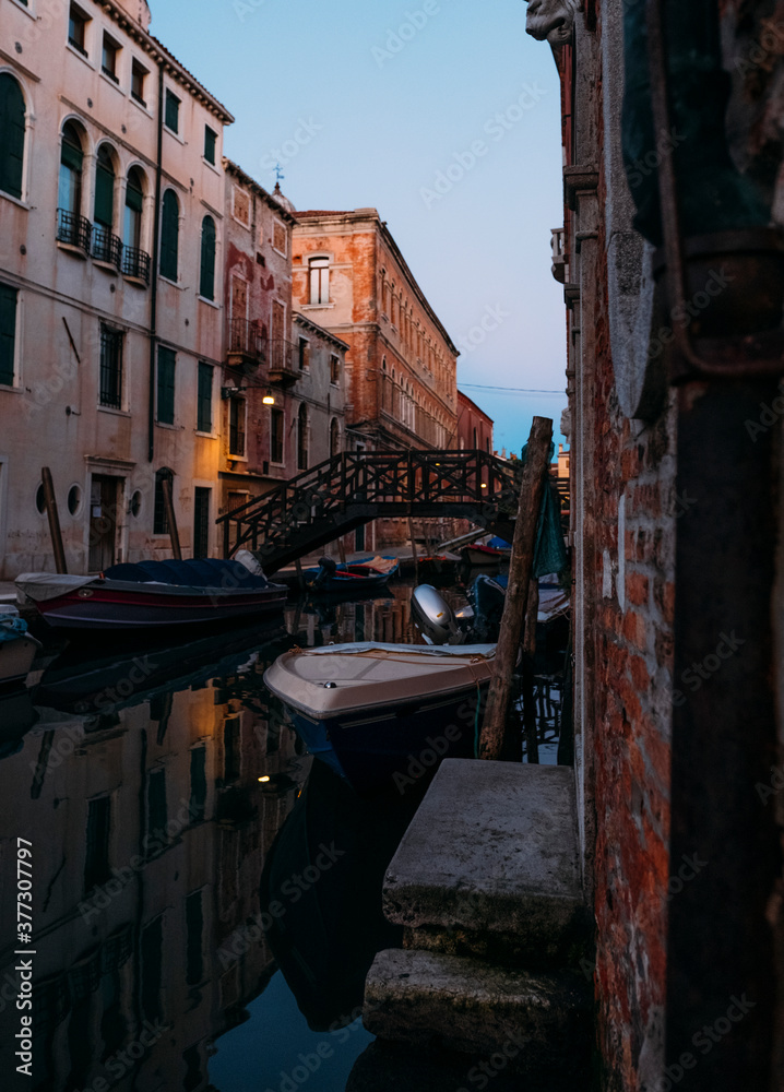 Φωτογραφία Kleiner Kanal in der Altstadt Venedigs in Italien mit Booten und Brücken