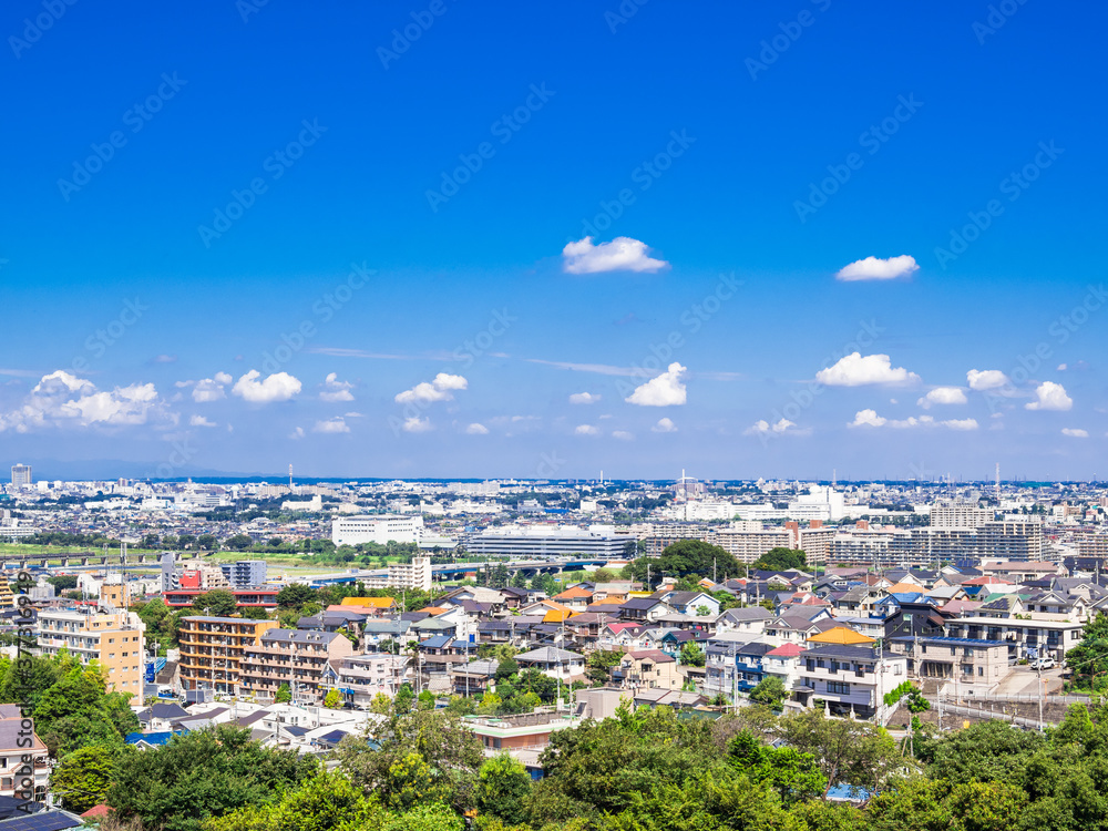 青空が広がる郊外の住宅地　東京