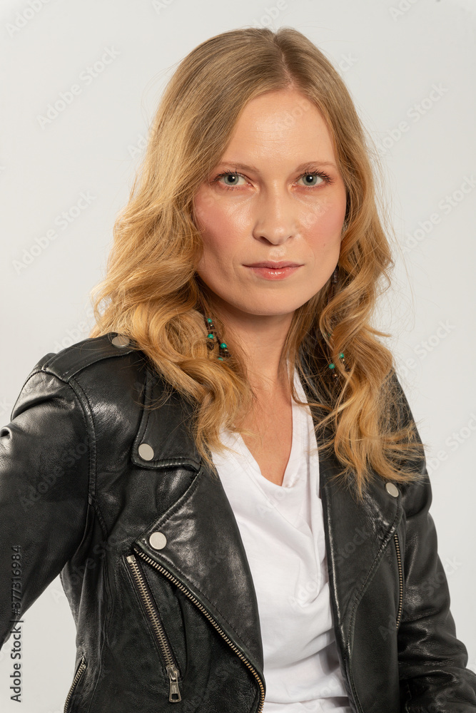 Fotografía creativa de estudio a mujer caucásica rubia Fotografía creativa de estudio a mujer caucásica rubia