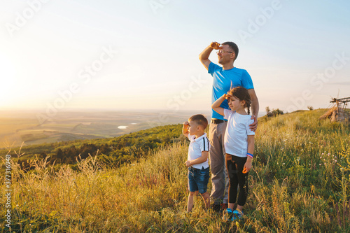 Obraz na plátně father with children looking far away