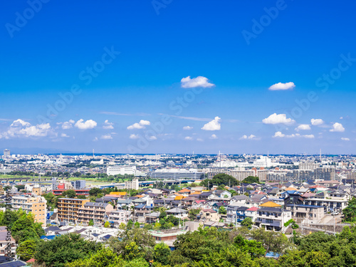 青空が広がる郊外の住宅地 東京