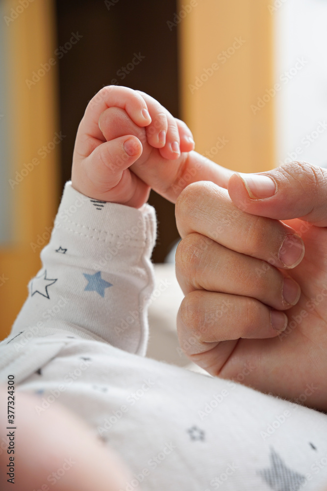 Bebe sujetando el dedo de su madre