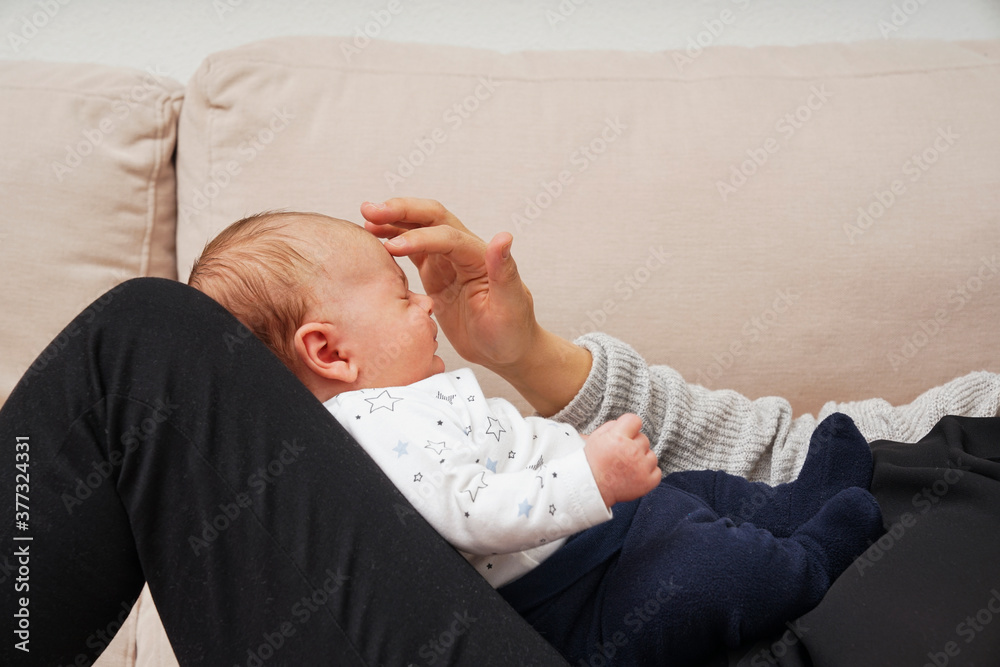 Madre tocando la frente de su bebe