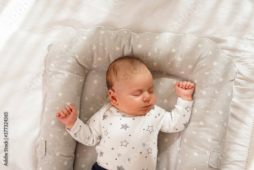 Obraz na płótnie Bebe durmiendo bajo la luz del sol w salonie