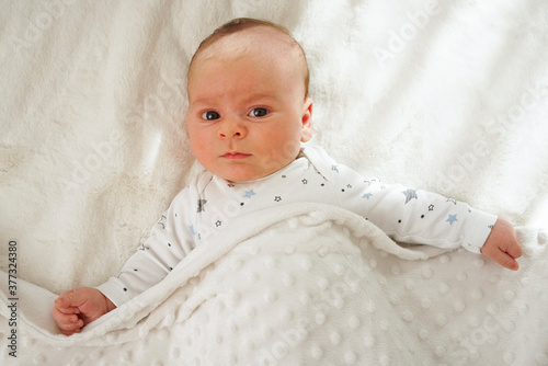 Obraz na płótnie Bebe en la cama mirando w salonie
